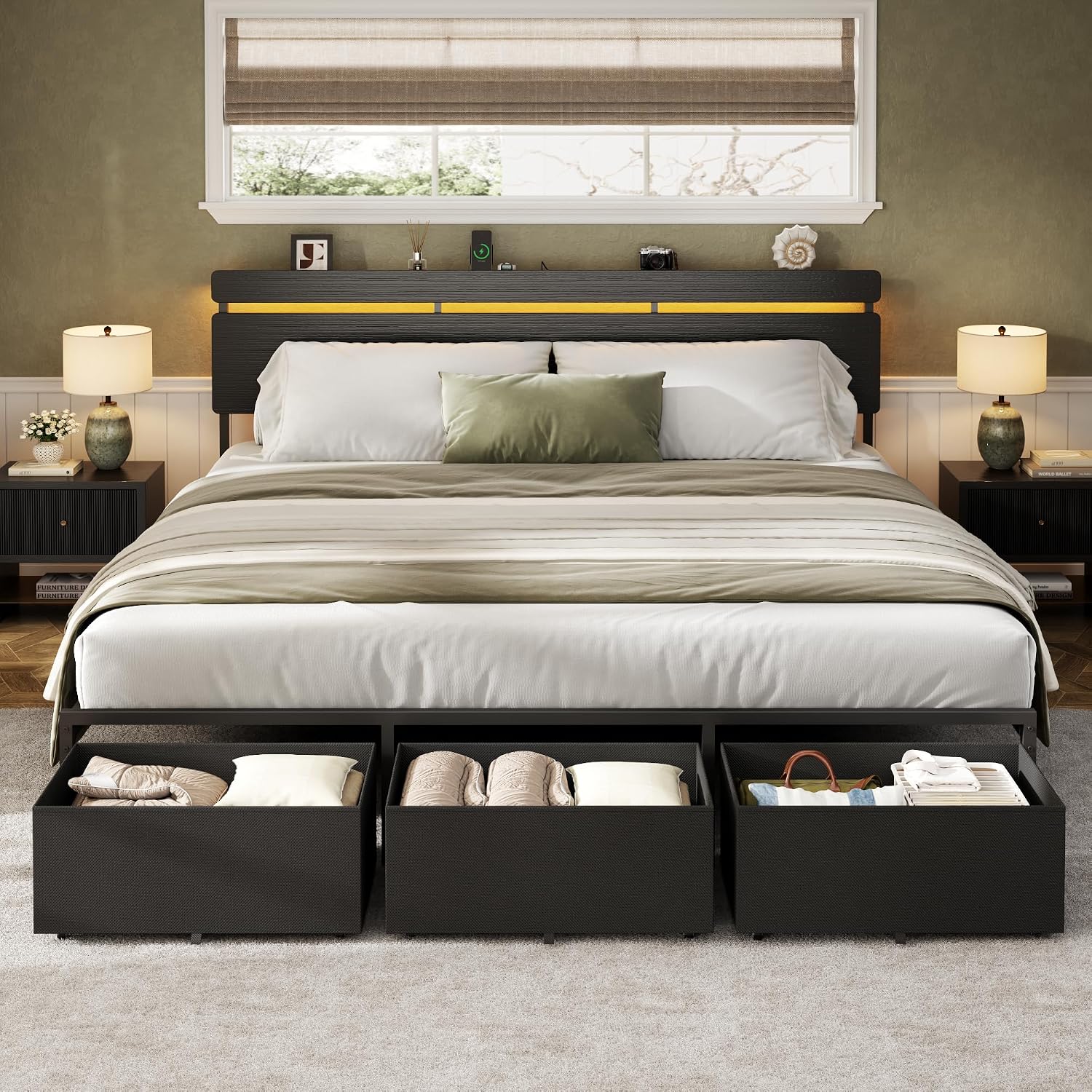 King Size Bed Frame With Storage Drawers - フォレストル製、キングサイズのベッドフレーム。木製のヘッドボード、収納引き出し3つ、棚付き。