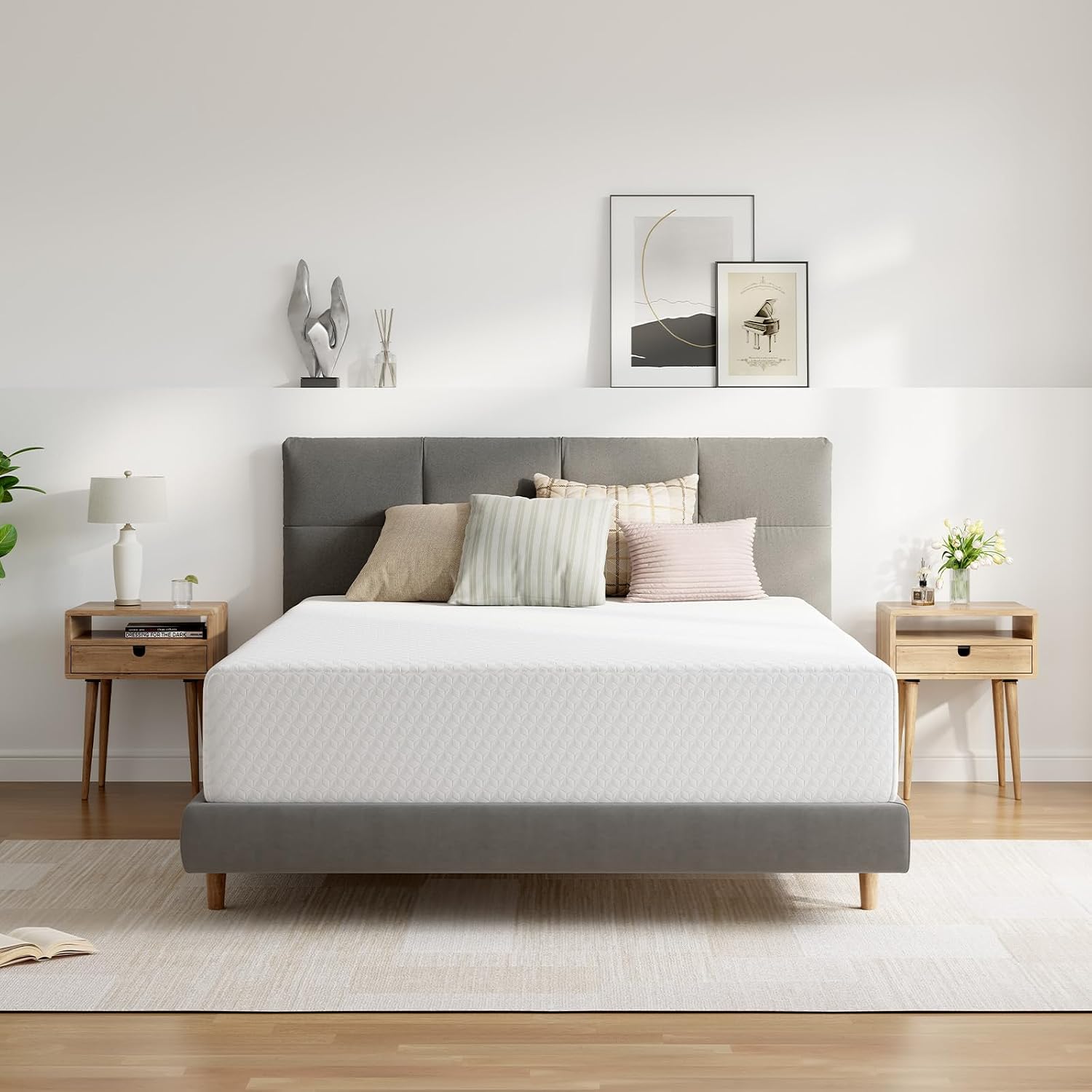Memory Foam Mattress In A Box Queen - キングサイズの12インチ厚のメモリーフォームマットレス。箱に入って配送。高密度のサポートベースを備えた、しっかりとした二重構造で、体圧を分散し、快適な睡眠をサポート。天然繊維を配合し、涼しく爽やかな睡眠を実現。