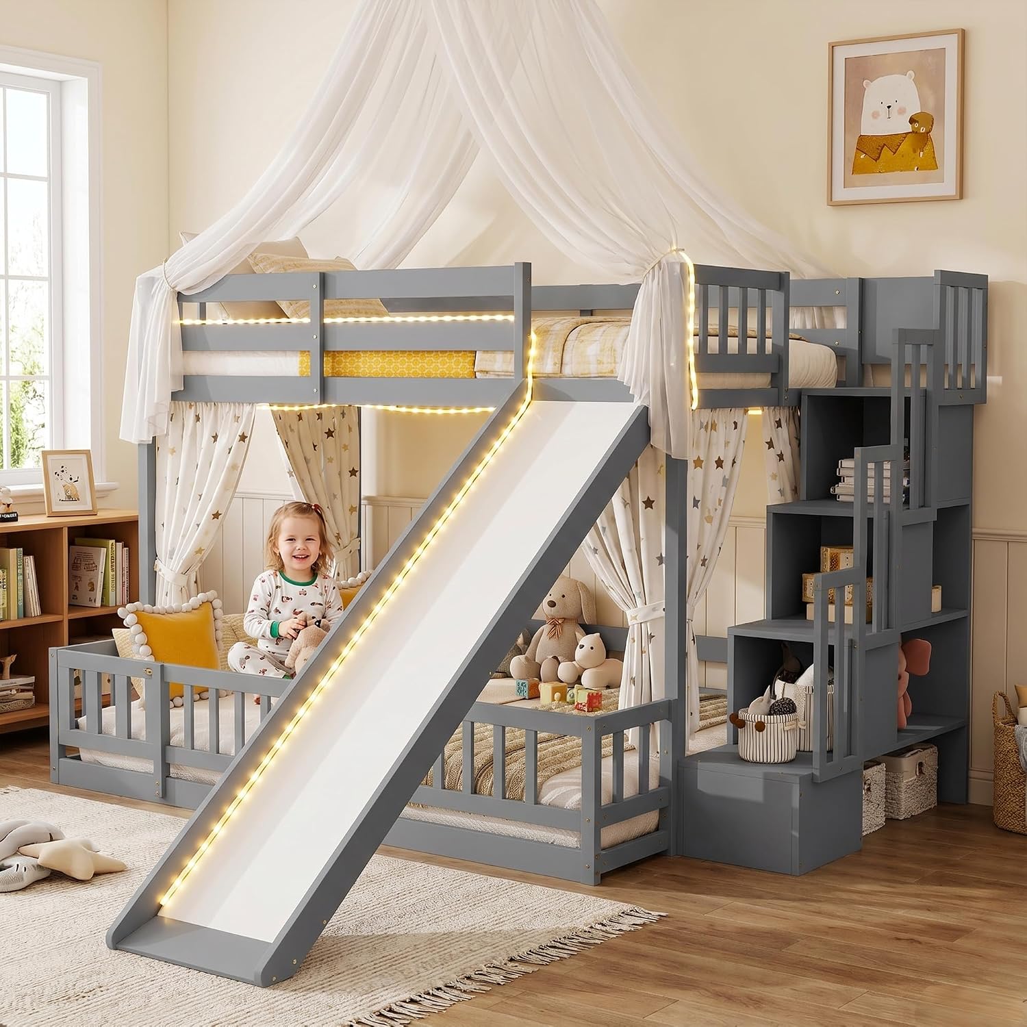 Bunk Bed With Stairs And Slide - スライドと階段付きのツインオーバーフル二段ベッド。子供用の低い木製フレームで、手すりと収納スペース付きの階段。グレー。カスタマイズ可能。